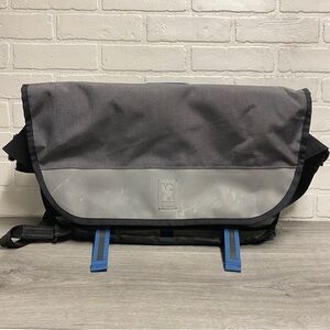 CHROME Industries Citizen Messenger Bag 24L Seatbelt Buckle Gray Fog / Blue